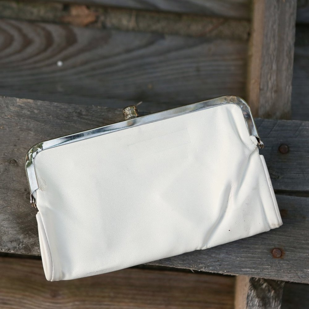 White magnetic clutch/wallet